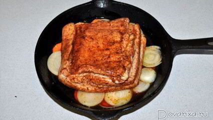 свиная грудинка, запеченная с пивом