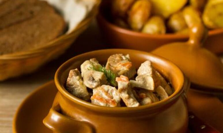 Рецепт свинина с грибами, тушенная в сметане