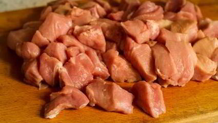 свинина с грибами, тушенная в сметане