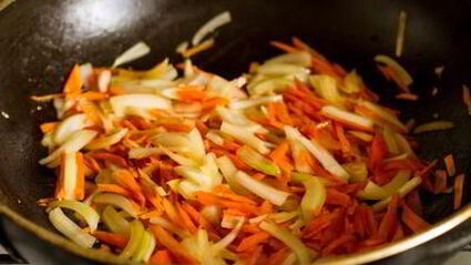 свинина с грибами, тушенная в сметане