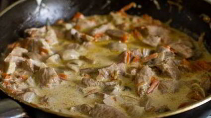 свинина с грибами, тушенная в сметане