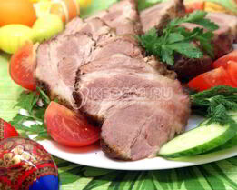 Свинина запеченная с чесноком и розмарином