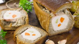 Свинина, запеченная в черном хлебе