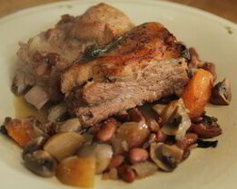 Свиные ребрышки с грибами и красной фасолью