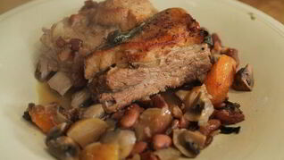 Свиные ребрышки с грибами и красной фасолью