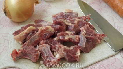 тушеная баранина с луком и морковью