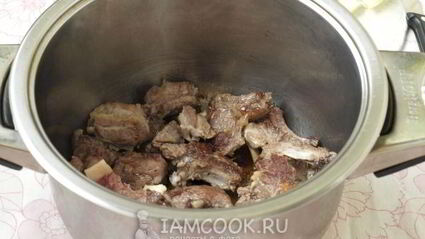 тушеная баранина с луком и морковью