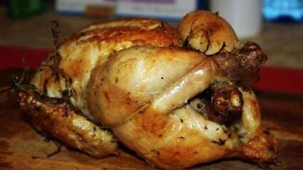 запеченая курица над слоем соли