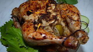 Запеченная курица с салатом из моркови с кунжутом