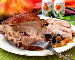 Запеченное бедро индейки с черносливом