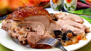 Запеченное бедро индейки с черносливом