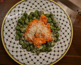 Ньокки из шпината и рикотты с томатным соусом