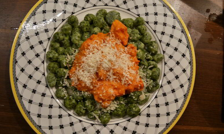 Рецепт ньокки из шпината и рикотты с томатным соусом