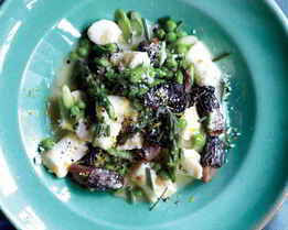 Ньокки со сморчками в соусе из голубого сыра