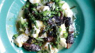 Ньокки со сморчками в соусе из голубого сыра