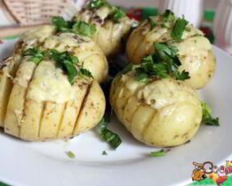 Ароматный молодой картофель, запеченный с сыром и сливочным маслом