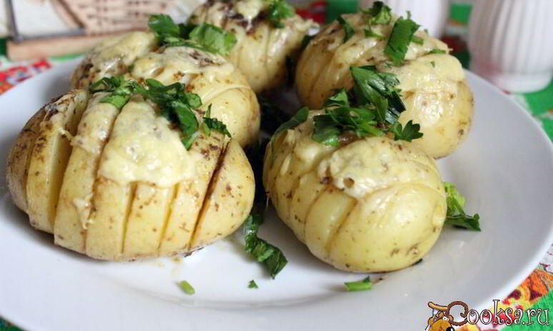 Рецепт ароматный молодой картофель, запеченный с сыром и сливочным маслом