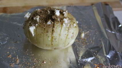 ароматный молодой картофель, запеченный с сыром и сливочным маслом