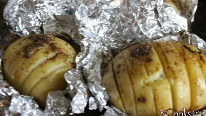 ароматный молодой картофель, запеченный с сыром и сливочным маслом