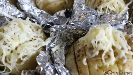 ароматный молодой картофель, запеченный с сыром и сливочным маслом