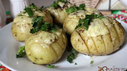 ароматный молодой картофель, запеченный с сыром и сливочным маслом