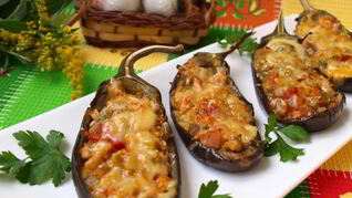 Баклажаны фаршированные овощами и копченой грудинкой