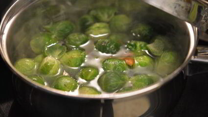 брюссельская капуста в соусе с розмарином