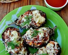 Фаршированные баклажаны под сырной корочкой