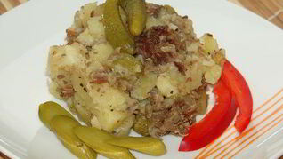 Картофель с тушеной говядиной в мультиварке