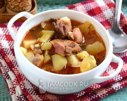 Картофель, тушенный со свиными ребрами в казане