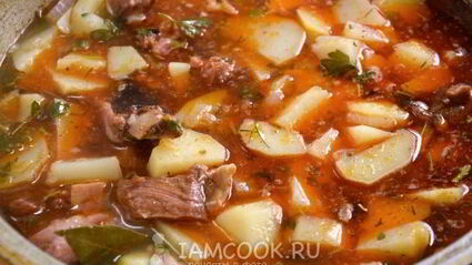 картофель, тушенный со свиными ребрами в казане