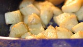 Картофель запеченный в духовке со сливочным маслом