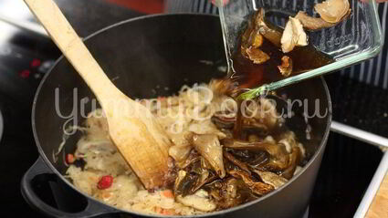 квашеная капуста, тушенная с клюквой