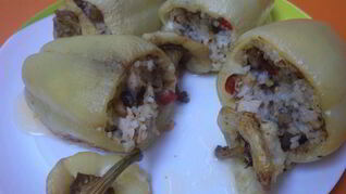 Перец, фаршированный рисом, курицей и перчиком чили