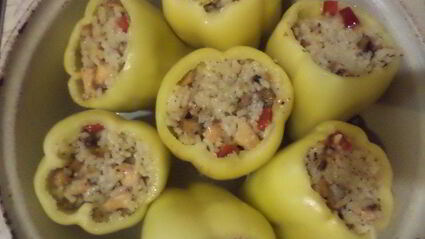 перец, фаршированный рисом, курицей и перчиком чили