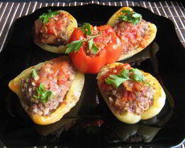 Половинки перцев, фаршированных булгуром и мясом
