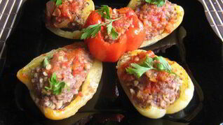 Половинки перцев, фаршированных булгуром и мясом