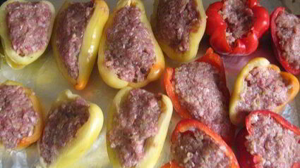 половинки перцев, фаршированных булгуром и мясом