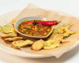 Шпинат в кляре с чатни