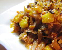 Тушеная капуста с кукурузой, курагой, черносливом