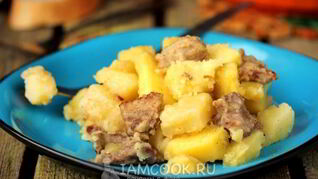 Тушеная картошка с мясом в кастрюле