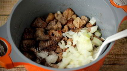 тушеная картошка с мясом в кастрюле