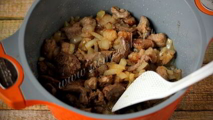 тушеная картошка с мясом в кастрюле