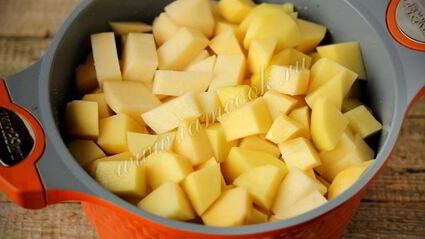 тушеная картошка с мясом в кастрюле