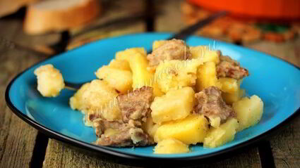 тушеная картошка с мясом в кастрюле