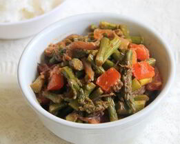 Тушеная спаржа с овощами