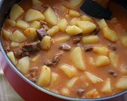 Тушеный картофель с говядиной и помидорами