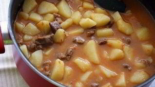 Тушеный картофель с говядиной и помидорами