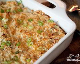 Запеченный картофель с луком, сыром и сметаной