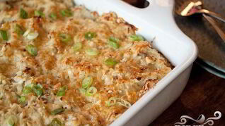 Запеченный картофель с луком, сыром и сметаной